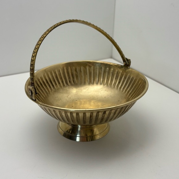 Vintage brass footed bowl or trinket dish with hinged handle - Picture 1 of 7